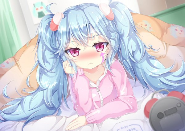Anime picture 1100x777 with vocaloid hatsune miku noda shuha single looking at viewer blush twintails blue hair very long hair pink eyes wavy hair girl hair ornament pajamas