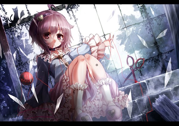 Anime picture 1000x707 with touhou komeiji satori kaenbyou rin (cat) reiuji utsuho (bird) sumisu (mondo) single looking at viewer short hair sitting holding pink hair ahoge pink eyes arm up dutch angle mouth hold outstretched arm eyes broken glass girl