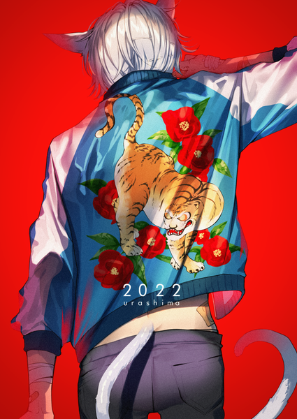 Аниме картинка 708x1000 с оригинальное изображение urashima (hidoro mgmg) один (одна) высокое изображение короткие волосы простой фон стоя уши животного белые волосы хвост хвост животного сзади красный фон новый год животный принт 2022 тигриный принт мужчина куртка бинт (бинты)
