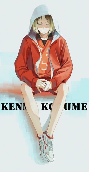 Аниме картинка 1890x3631 с волейбол!! production i.g kozume kenma azimu yukita один (одна) высокое изображение высокое разрешение короткие волосы светлые волосы сидит жёлтые глаза смотрит в сторону всё тело расстёгнутая куртка имена персонажей затенённое лицо мужчина куртка капюшон