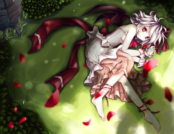Anime picture 1045x803 with touhou remilia scarlet dacho (artist) short hair red eyes silver hair lying barefoot girl ribbon (ribbons) petals wings