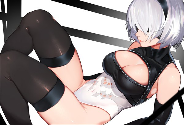 Anime picture 1085x740 with nier nier:automata yorha no. 2 type b xiaoshou xiansheng single fringe short hair breasts light erotic simple background large breasts signed cleavage silver hair bent knee (knees) lips mole cleavage cutout mole under mouth blindfold