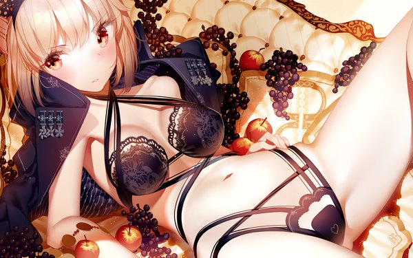 Anime-Bild 1920x1200 mit fate (series) fate/grand order artoria pendragon (all) saber alter artoria pendragon (alter swimsuit rider) (fate) atha (leejuiping) single looking at viewer blush fringe highres short hair light erotic blonde hair hair between eyes yellow eyes payot cleavage lying armpit (armpits)