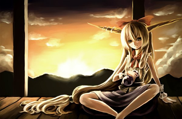 Anime picture 1087x714 with touhou ibuki suika paseri single blonde hair smile yellow eyes sky cloud (clouds) very long hair horn (horns) evening sunset mountain girl bow alcohol sake gourd