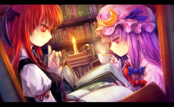 Anime picture 1592x984 with touhou patchouli knowledge koakuma misaki (kyal 001) long hair red eyes wide image multiple girls purple hair red hair pink eyes glowing glowing eye (eyes) demon wings head wings reading girl bow 2 girls hair bow