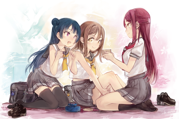 Anime-Bild 2500x1670 mit love live! sunshine!! sunrise (studio) love live! sakurauchi riko tsushima yoshiko kunikida hanamaru aika warazu long hair blush fringe highres open mouth simple background smile brown hair sitting purple eyes multiple girls yellow eyes payot