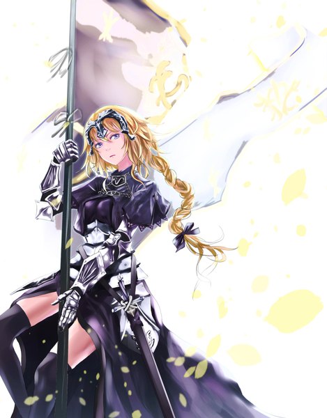 イラスト 782x1000 と Fateシリーズ fate/grand order jeanne d'arc (fate) (all) ジャンヌ・ダルク(fate) タニック ソロ 長髪 長身像 前髪 金髪 hair between eyes 紫目 looking away 三つ編み single braid 女の子 ストッキング リボン 武器 黒ストッキング