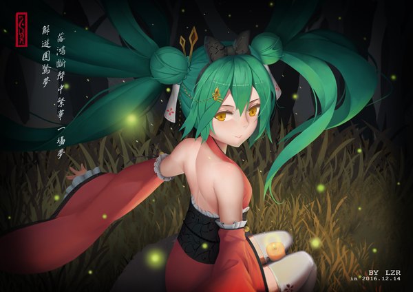 Anime-Bild 3508x2480 mit vocaloid hatsune miku xian yu zhanshi single long hair looking at viewer highres smile twintails bare shoulders yellow eyes absurdres parted lips looking back green hair from above from behind inscription hair bun (hair buns) dated