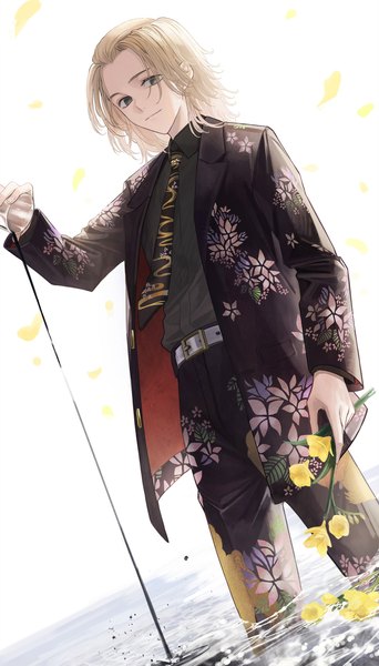 Аниме картинка 1140x2000 с токийские мстители sano manjirou azimu yukita один (одна) высокое изображение смотрит на зрителя короткие волосы светлые волосы стоя чёрные глаза частично погруженный цветочный принт наливать (разливать) мужчина цветок (цветы) рубашка вода галстук костюм чёрная рубашка