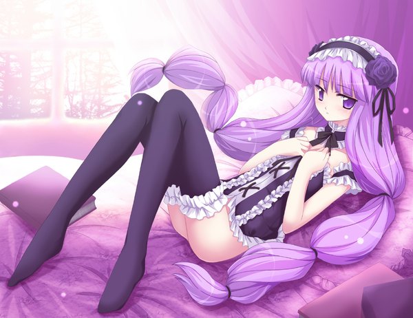 Anime-Bild 1000x771 mit touhou patchouli knowledge nanao yuki single long hair light erotic purple eyes twintails cleavage purple hair girl thighhighs black thighhighs frills hairband