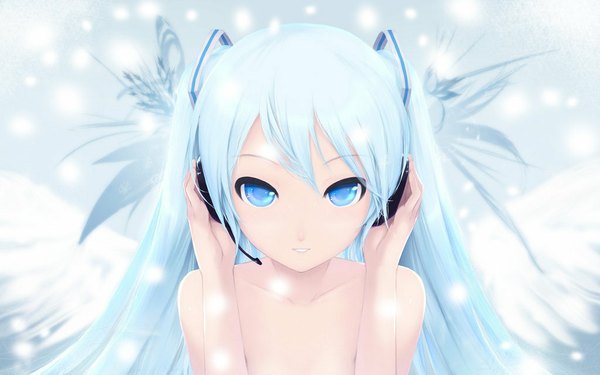 Anime-Bild 1024x640 mit vocaloid hatsune miku cait yoru ryuu (artist) single long hair looking at viewer blue eyes bare shoulders blue hair nude no bra snowing white wings hand on headphones girl wings headphones microphone