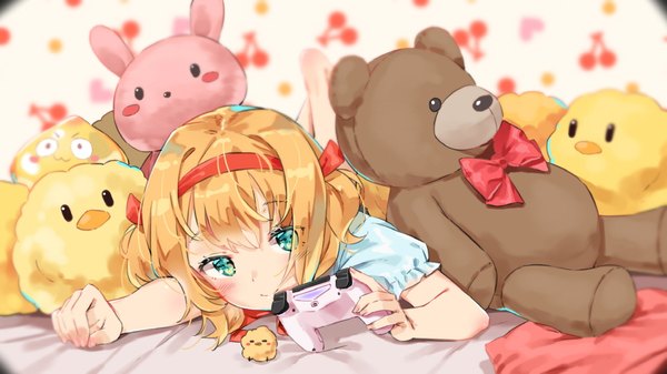 Anime-Bild 1000x562 mit original agnamore single looking at viewer blush fringe short hair blonde hair smile wide image holding lying aqua eyes on stomach girl hairband toy stuffed animal stuffed toy teddy bear