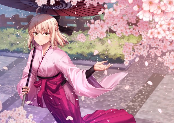 Anime picture 1416x1000 with fate (series) fate/grand order koha-ace okita souji (fate) (all) okita souji (koha-ace) gogatsu fukuin single looking at viewer blush fringe short hair open mouth blonde hair smile hair between eyes standing holding yellow eyes ahoge outdoors