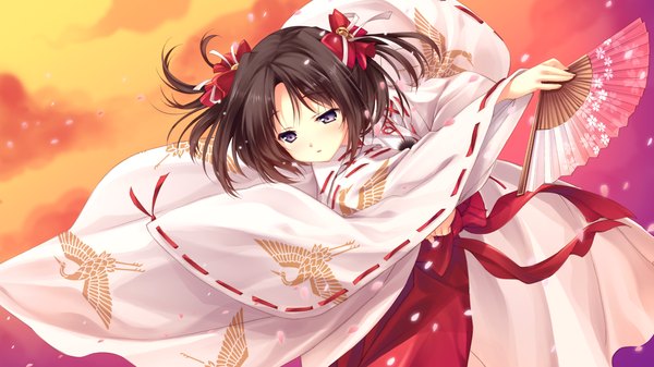 Anime picture 1280x720 with love 2 quad (game) kamishiro honoka naruse hirofumi single short hair black hair wide image purple eyes game cg traditional clothes japanese clothes miko girl chihaya (clothing)