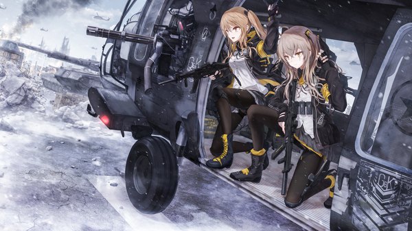 Anime-Bild 3840x2160 mit girls frontline ump45 (girls frontline) ump9 (girls frontline) bae.c long hair fringe highres open mouth hair between eyes red eyes brown hair wide image twintails multiple girls holding yellow eyes payot absurdres sky cloud (clouds)