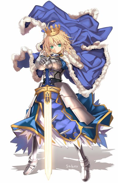 イラスト 585x900 と Fateシリーズ fate/grand order フェイト／ステイナイト アルトリア・ペンドラゴン セイバー 茨乃 ソロ 長髪 長身像 カメラ目線 前髪 短い髪 simple background 金髪 hair between eyes 立つ 白背景 holding 緑の目 全身