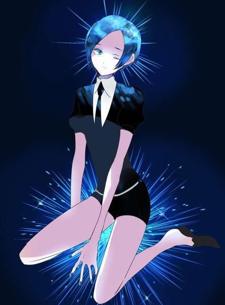 Anime-Bild 1440x1948 mit houseki no kuni benitoite (houseki no kuni) kayanogura single tall image looking at viewer short hair blue eyes simple background sitting blue hair full body nail polish one eye closed puffy sleeves black background wariza androgynous necktie