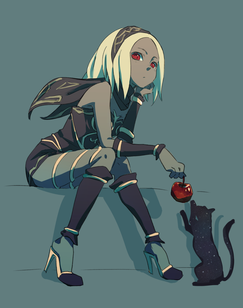 イラスト 788x1000 と gravity daze kat (gravity daze) dusty (gravity daze) もにおニウム ソロ 長髪 長身像 カメラ目線 simple background 赤い目 座る 肩出し 全身 grey background arm support high heels dark skin 女の子 袖だけ 動物