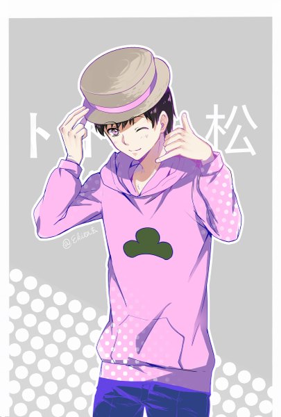 イラスト 811x1200 と おそ松さん matsuno todomatsu Ekita玄 ソロ 長身像 カメラ目線 短い髪 黒髪 simple background 笑顔 signed one eye closed ピンク目 grey background character names adjusting hat alternate eye color 男性 帽子 フード