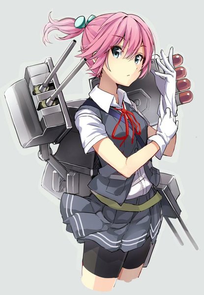 イラスト 590x853 と 艦隊これくしょん 不知火(艦これ) 未来電機 ソロ 長身像 カメラ目線 短い髪 青い目 simple background ピンク髪 ポニーテール grey background jpeg artifacts 女の子 手袋 髪飾り 武器 白手袋 銃砲 leggings