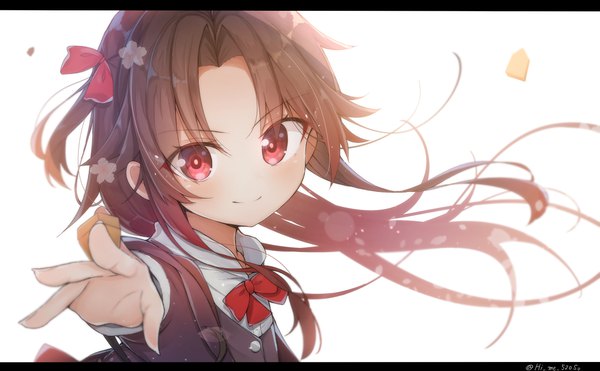 Anime picture 1334x826 with ryuuou no oshigoto! yashajin ai himemiya shuang single long hair looking at viewer blush simple background smile red eyes brown hair wide image white background signed upper body wind loli one side up letterboxed >:)