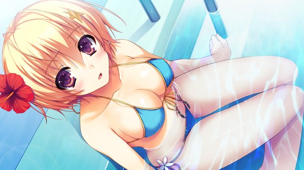 Anime picture 2560x1440 with reminiscence nozomi (reminiscence) tomose shunsaku single blush highres short hair open mouth light erotic blonde hair wide image sitting bare shoulders game cg cleavage hair flower girl hair ornament flower (flowers) ribbon (ribbons)