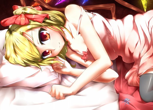 Anime picture 1791x1295 with touhou flandre scarlet mugen soukyuu (artist) single highres short hair blonde hair red eyes bare shoulders lying girl bow hair bow pillow