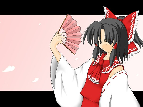 Anime picture 1024x768 with touhou hakurei reimu long hair black hair simple background traditional clothes wide sleeves miko girl detached sleeves fan hair tubes