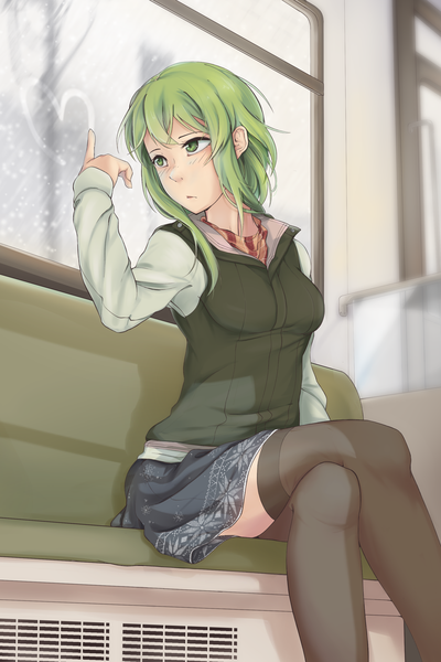 イラスト 1834x2751 と ボーカロイド gumi tiribrush ソロ 長身像 赤面 前髪 highres 短い髪 座る 緑の目 looking away long sleeves arm up green hair 足を組む train interior 女の子 ストッキング スカート