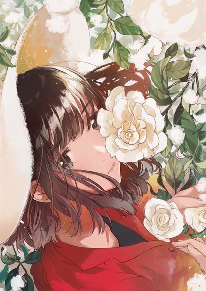 Anime picture 636x900 with original fly (marguerite) single tall image looking at viewer fringe short hair brown hair blunt bangs lips black eyes girl flower (flowers) plant (plants) hat rose (roses) white rose