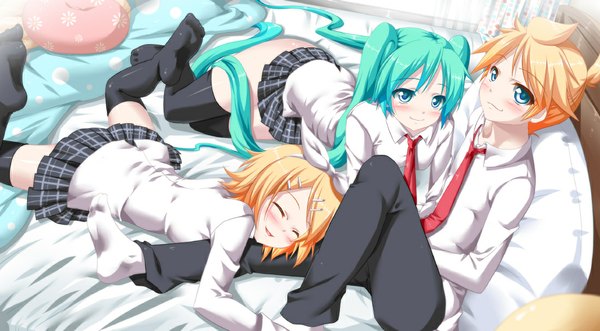 Anime picture 1100x607 with vocaloid hatsune miku kagamine rin kagamine len yano mitsuki long hair blush short hair blue eyes blonde hair wide image twintails multiple girls green hair girl thighhighs boy skirt black thighhighs 2 girls