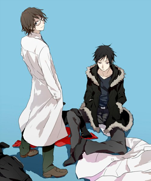 Anime picture 692x825 with durarara!! brains base (studio) orihara izaya kishitani shinra urahara tall image looking at viewer short hair black hair simple background smile red eyes brown hair sitting from above black eyes multiple boys blue background hands in pockets indian style
