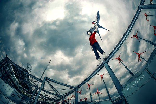 Anime picture 2000x1333 with knite sen (knite) yuumei single highres short hair black hair standing holding signed sky cloud (clouds) full body outdoors traditional clothes parted lips arm up from below city chinese clothes