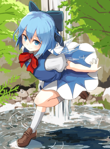 Аниме картинка 800x1080 с touhou cirno nosuku один (одна) высокое изображение смотрит на зрителя румянец чёлка короткие волосы голубые глаза улыбка синие волосы тень рукава-фонарики водопад девушка платье бант растение (растения) бант для волос