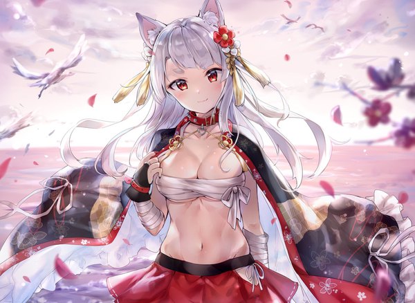 イラスト 2048x1497 と アズールレーン 夕立(アズールレーン) たけあしろ ソロ 長髪 カメラ目線 前髪 highres おっぱい light erotic 赤い目 大きな乳房 立つ 獣耳 cleavage 銀髪 cloud (clouds) outdoors head tilt 風