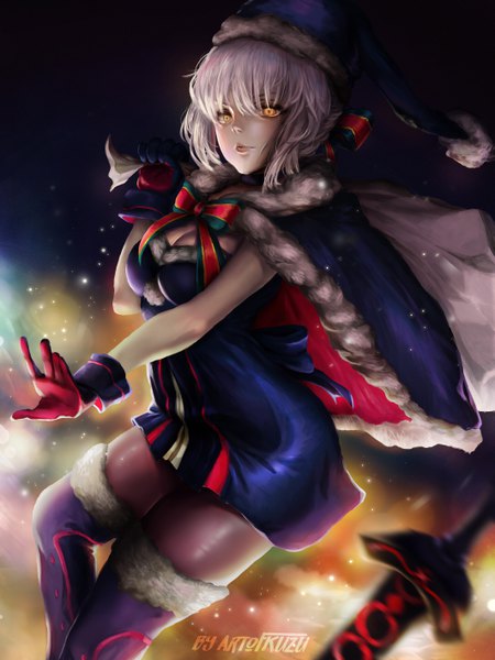 イラスト 4252x5669 と Fateシリーズ fate/grand order アルトリア・ペンドラゴン サンタオルタ artofkuzu ソロ 長身像 カメラ目線 赤面 前髪 highres 短い髪 おっぱい light erotic hair between eyes holding signed 黄色眼 absurdres cleavage