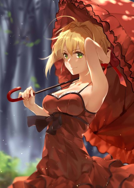 イラスト 907x1269 と Fateシリーズ fate/extra nero claudius (fate) (all) ネロ・クラウディウス(fate) はな森 ソロ 長身像 前髪 短い髪 おっぱい 金髪 笑顔 hair between eyes 立つ 肩出し holding 緑の目 looking away cleavage アホ毛