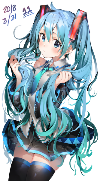 イラスト 2105x3790 と ボーカロイド 初音ミク うみぼうず ソロ 長身像 カメラ目線 赤面 前髪 highres おっぱい 青い目 simple background hair between eyes 立つ 白背景 ツインテール 肩出し 青い髪 アホ毛 long sleeves