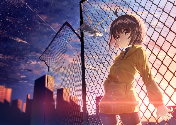 Anime picture 1131x800 with under night in-birth linne kuu (under night in-birth) yusano single looking at viewer fringe short hair hair between eyes brown hair standing brown eyes sky cloud (clouds) ahoge parted lips sunlight depth of field city evening