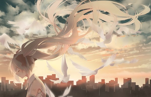 Anime picture 935x600 with vocaloid hatsune miku eyokiki single twintails bare shoulders payot sky cloud (clouds) eyes closed very long hair profile wind grey hair city evening sunset cityscape girl bow