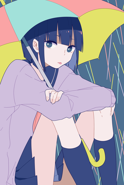 Аниме картинка 1378x2040 с оригинальное изображение shi oo один (одна) высокое изображение смотрит на зрителя чёлка короткие волосы сидит синие волосы прямая чёлка дождь :р девушка форма носки сэрафуку язык носки (чёрные) зонт свитер