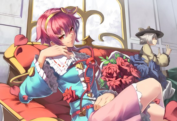 Anime picture 1323x910 with touhou komeiji koishi komeiji satori scottie (phantom2) short hair smile red eyes sitting multiple girls pink hair white hair girl dress flower (flowers) 2 girls hat hairband rose (roses) couch bouquet