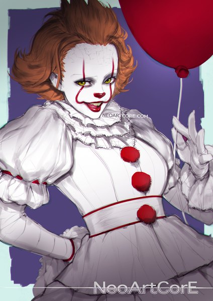 イラスト 700x991 と it (stephen king) pennywise nudtawut thongmai ソロ 長身像 カメラ目線 短い髪 開いた口 simple background 笑顔 茶色の髪 signed 黄色眼 realistic lipstick red lipstick arm behind back makeup 性転換 clown