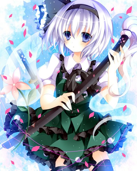 Аниме картинка 800x1000 с touhou konpaku youmu myon mog (artist) один (одна) высокое изображение румянец короткие волосы голубые глаза белые волосы девушка чулки платье оружие чулки (чёрные) лепестки меч повязка на волосы катана