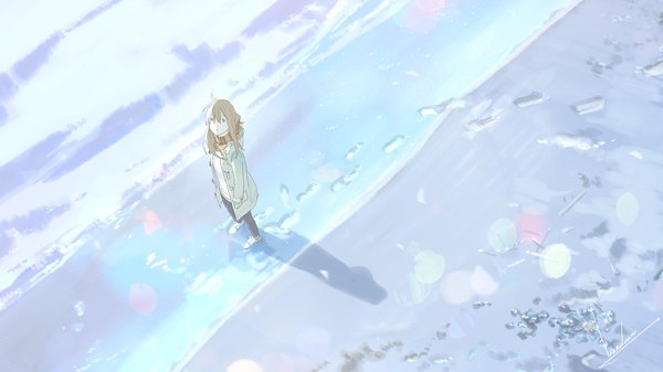 Anime picture 1920x1080 with original loundraw single long hair fringe highres hair between eyes brown hair wide image brown eyes signed payot ahoge outdoors from above shadow beach looking up footprints girl