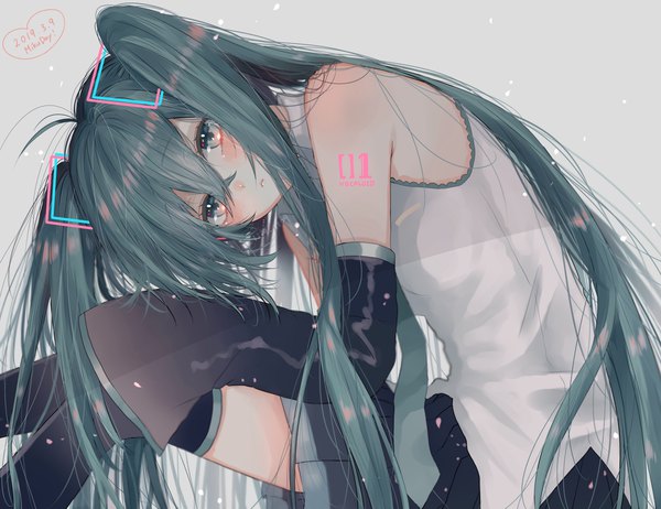 Anime picture 1948x1500 with vocaloid hatsune miku ichijiku (user yhjw8354) single long hair looking at viewer blush fringe highres simple background hair between eyes sitting twintails bare shoulders ahoge bent knee (knees) pleated skirt aqua eyes aqua hair grey background