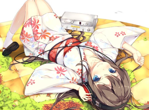 Anime picture 1359x1000 with original shirohina single long hair looking at viewer blue eyes smile brown hair traditional clothes japanese clothes on back girl socks kimono headphones white socks short kimono zori radio