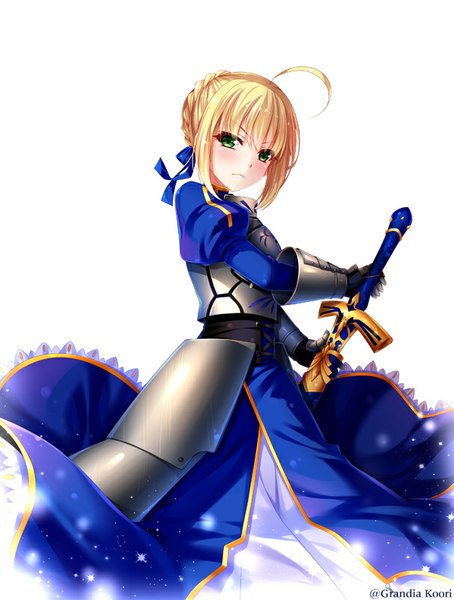 Anime picture 606x800 with fate (series) fate/stay night type-moon artoria pendragon (all) saber grandia bing single tall image blush short hair simple background blonde hair white background green eyes ahoge girl dress ribbon (ribbons) weapon hair ribbon