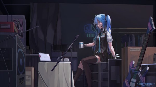 イラスト 5760x3240 と ボーカロイド 初音ミク orga (orgacl) ソロ 長髪 カメラ目線 前髪 highres 青い目 笑顔 hair between eyes wide image 座る ツインテール holding signed payot absurdres bent knee (knees) indoors