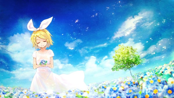 Anime picture 1920x1080 with vocaloid kagamine rin yuranpo single highres short hair blonde hair smile wide image holding signed sky cloud (clouds) eyes closed wind sunlight short sleeves girl dress hair ornament
